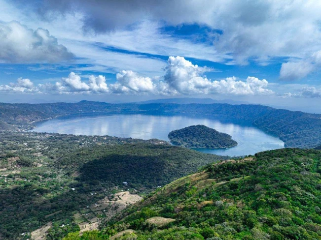 Cianobacterias vuelven a provocar cambio de color en el lago de Coatepeque