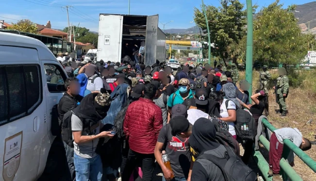 Rescatan a salvadoreños entre 269 migrantes amontonados en un camión en México