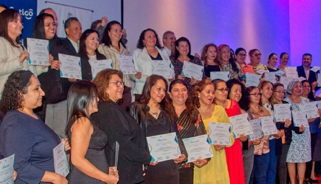 Gradúan a más de 1,700 emprendedoras capacitadas en uso de tecnologías