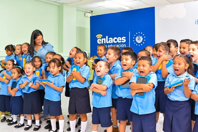 Primera dama entrega tablets a niños de parvularia en La Libertad