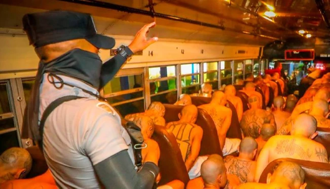 Trasladan a primeros 2,000 pandilleros a la megacárcel de Tecoluca