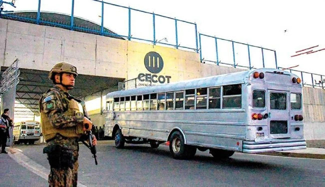 Presidente colombiano y Bukele chocan por megacárcel