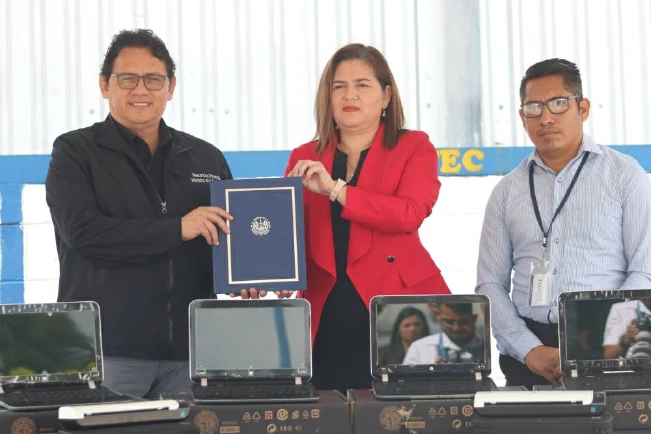 TSE dona laptops, impresoras y escáneres a Ministerio de Educación