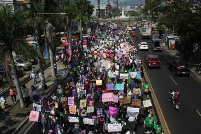 Mujeres salvadoreñas reclaman derechos reproductivos, cese de feminicidios y transparencia