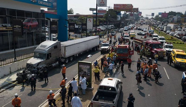 Dos muertos y más de 30 carros chocados dejó accidente en Los Próceres