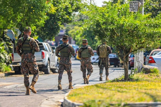 ¿Cuáles derechos constitucionales suspende el régimen de excepción en El Salvador?