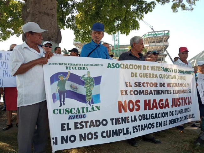 Veteranos de guerra en El Salvador piden aumentar sus pensiones a $200 mensuales