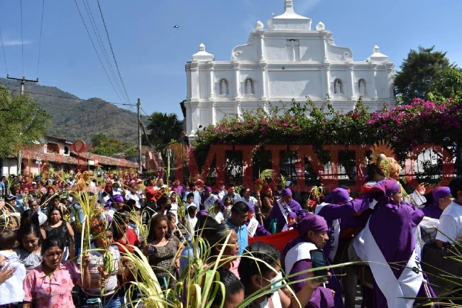 Colorido Domingo de Ramos en Panchimalco