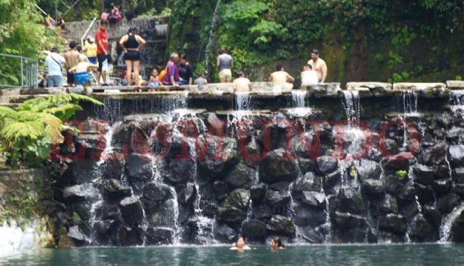 Salvadoreños disfrutan del balneario Los Chorros en semana de vacaciones