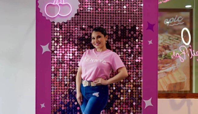 Cantante salvadoreña Kennya Padrón abre nuevo negocio de belleza en el país