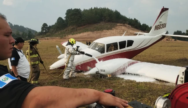 Avioneta con tres salvadoreños aterriza de emergencia en poblado del Este de Guatemala