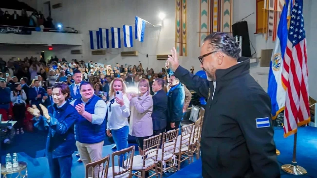 Ernesto Castro dice "reelección, reelección" en reunión con salvadoreños en EEUU