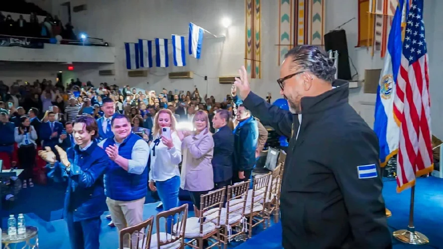 Ernesto Castro dice "reelección, reelección" en reunión con salvadoreños en EEUU
