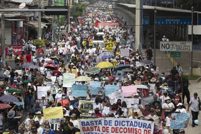Marchan por salario mínimo de $500 y contra régimen de excepción