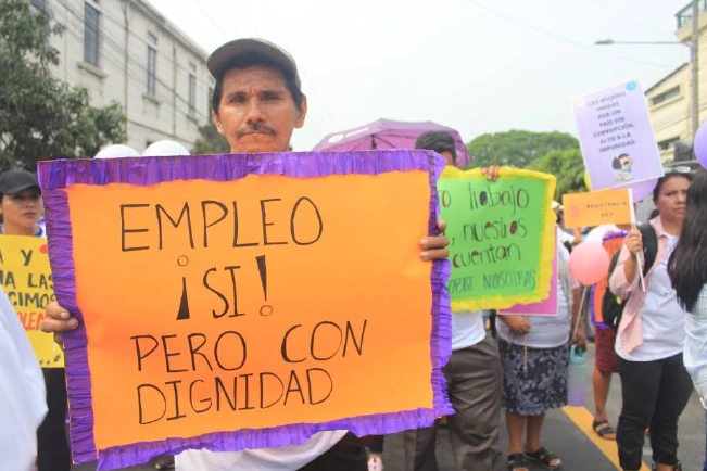 Salvadoreños marchan para conmemorar el Día Internacional del Trabajo