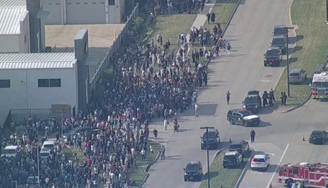 Múltiples muertos en un nuevo tiroteo dentro de un centro comercial en Texas