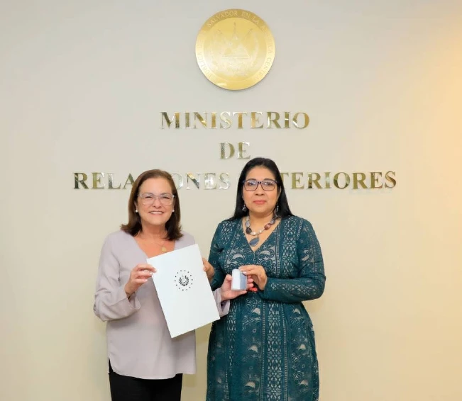 Cancillería entrega al TSE información de consulados y de salvadoreños en el exterior