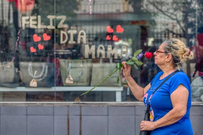 Solo un 24 % de las mujeres tiene una cuenta de ahorro en El Salvador