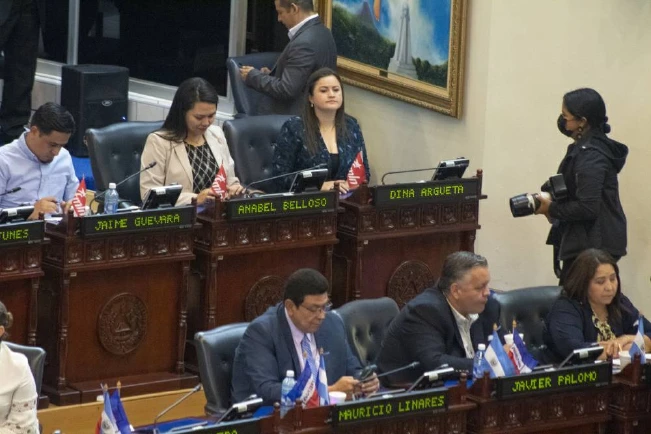 Bukele dice Arena y FMLN “consuman su unión”, dirigentes lo descartan y reconocen pláticas con organizaciones