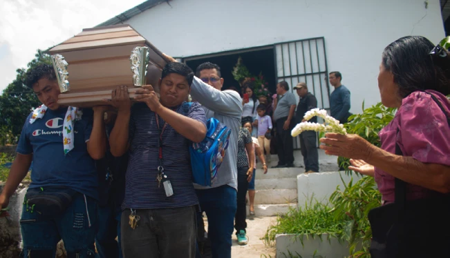 Angie, la mujer que soñaba con ser enfermera fue enterrada en Panchimalco