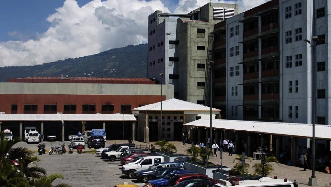 Sindicato del ISSS rechaza violencia y discriminación contra médica suspendida por un tuit
