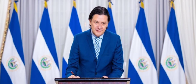 ¿Quién es el comisionado de derechos y qué funciones le asignó Bukele por decreto?