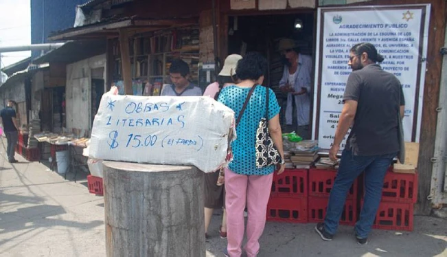 Salvadoreños acuden a “la esquina de los libros” antes de su desalojo