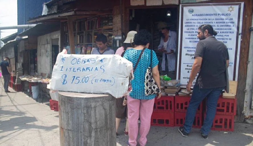 Salvadoreños acuden a “la esquina de los libros” antes de su desalojo