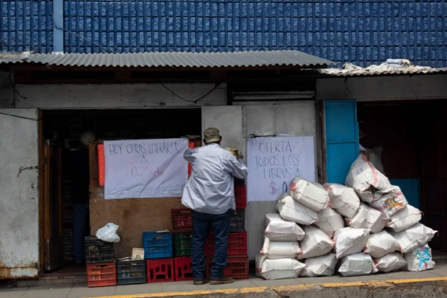 “La esquina de los libros” remata obras a $0.25 en últimas horas de venta previo a desalojo