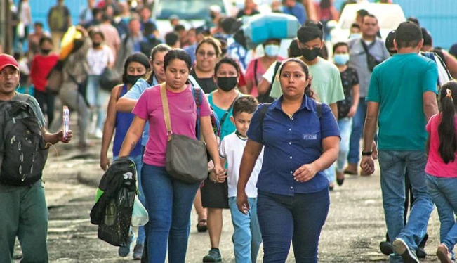 Las mujeres representan el 33 % del empleo asalariado en El Salvador