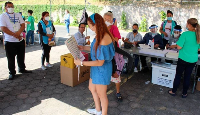 Solo 3 % de jóvenes hacen trámite de DUI anticipado para votar en 2024