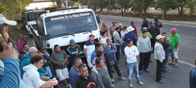 Capturan a dos transportistas de construcción tras protesta en autopista Comalapa