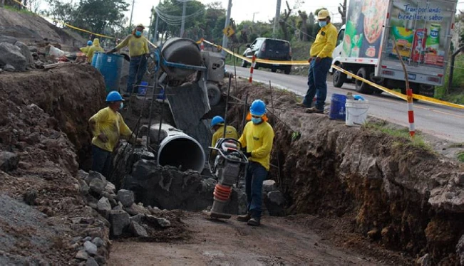 Construcción sostiene a la economía y la industria lleva cuatro trimestres en caída