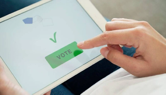 Unos 670,000 salvadoreños en el exterior votarán por internet en 2024