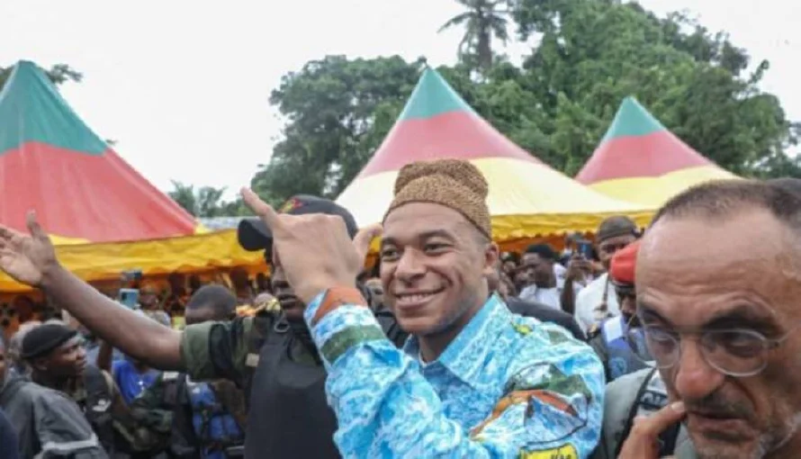 Fuerte contingente militar custodia a Mbappé en su visita a la casa de su padre en Camerún