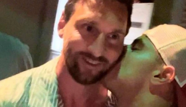 Así fue el cariñoso beso de un fanático a Messi tras su llegada a Miami