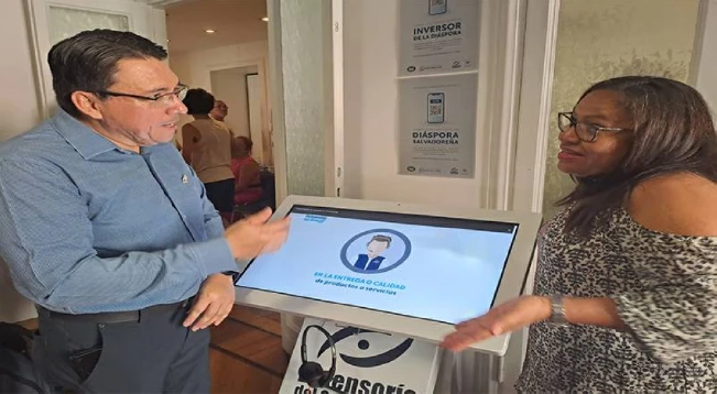 Defensoría abre kiosco digital para atención de los consumidores en consulado de El Salvador en Milán, Italia