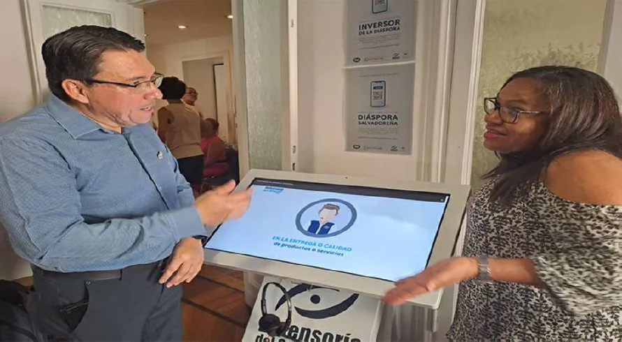 Defensoría abre kiosco digital para atención de los consumidores en consulado de El Salvador en Milán, Italia