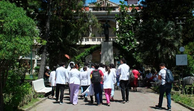 Suspenden a 24 internos del hospital Rosales y UES mediará ante Salud