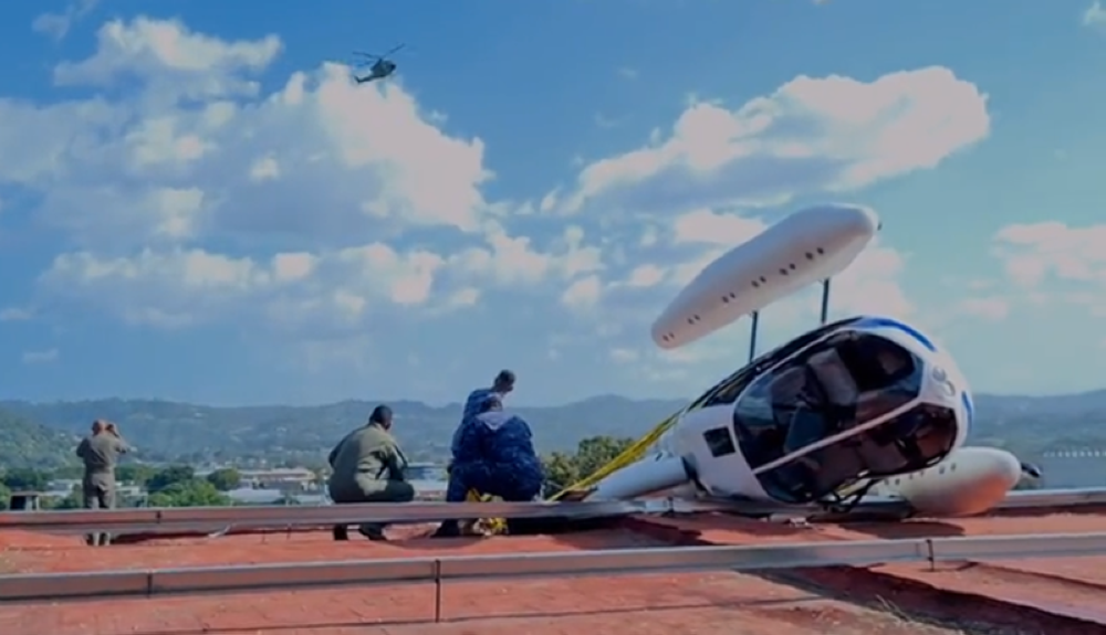 Fuerza Aérea retira de iglesia La Merced el helicóptero accidentado de la PNC