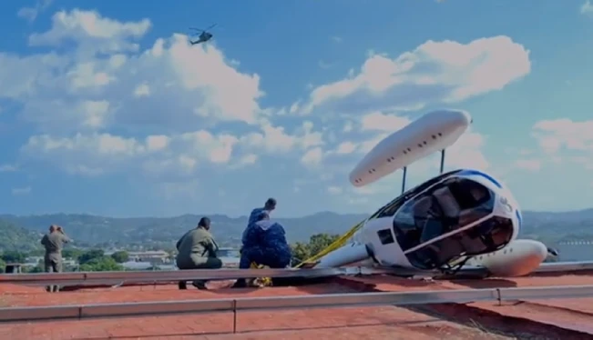 Fuerza Aérea retira de iglesia La Merced el helicóptero accidentado de la PNC