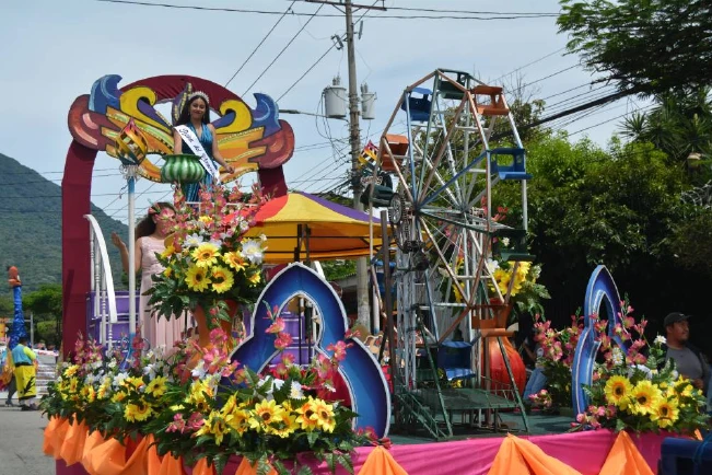 Mejicanos inicia sus fiestas patronales con el tradicional desfile de correo