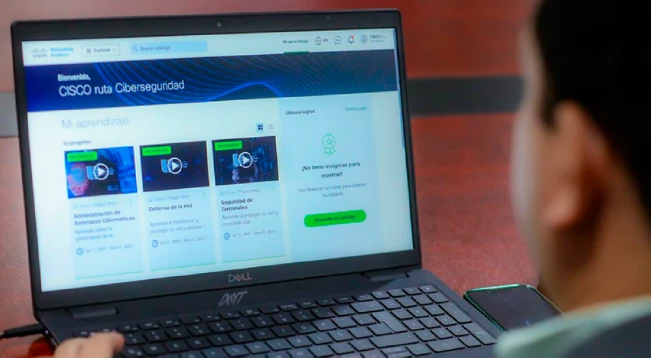 Gobierno anuncia cursos gratuitos de competencia digital para salvadoreños