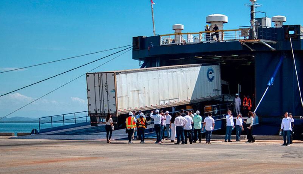 El ferri transportó 25 furgones en el primer viaje, confirmó Cepa