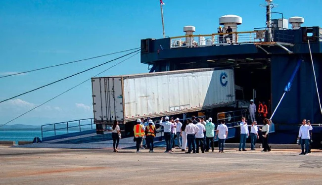El ferri transportó 25 furgones en el primer viaje, confirmó Cepa