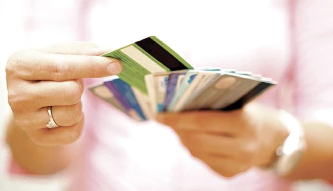 Los salvadoreños tienen más de 6.1 millones de tarjetas de crédito y débito