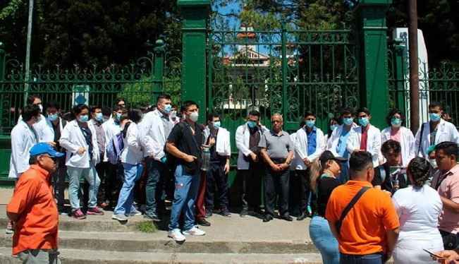 UES demanda a Minsal y Bukele el reinstalo de 30 médicos suspendidos