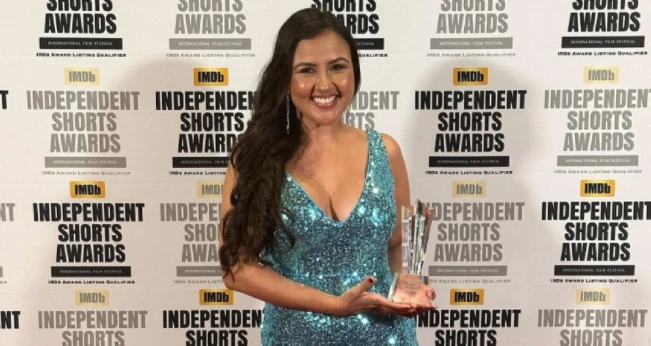 Salvadoreña Cristina Meléndez recibe en Hollywood premio a Mejor Microfilm