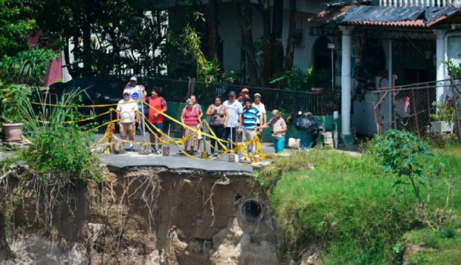 Cerca de 26 viviendas peligran por colapso de cárcava en reparto Los Santos I en Soyapango