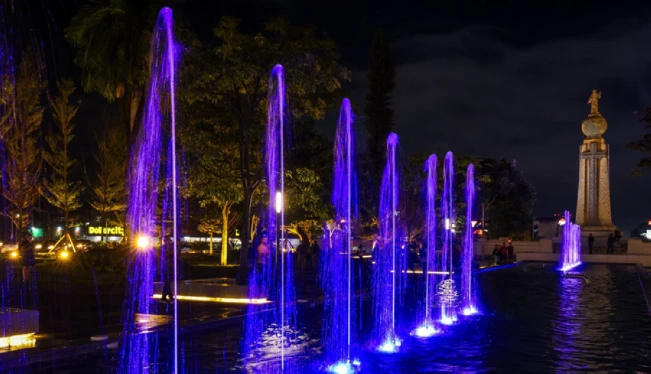 Gobierno abre al público renovada plaza Divino Salvador del Mundo
